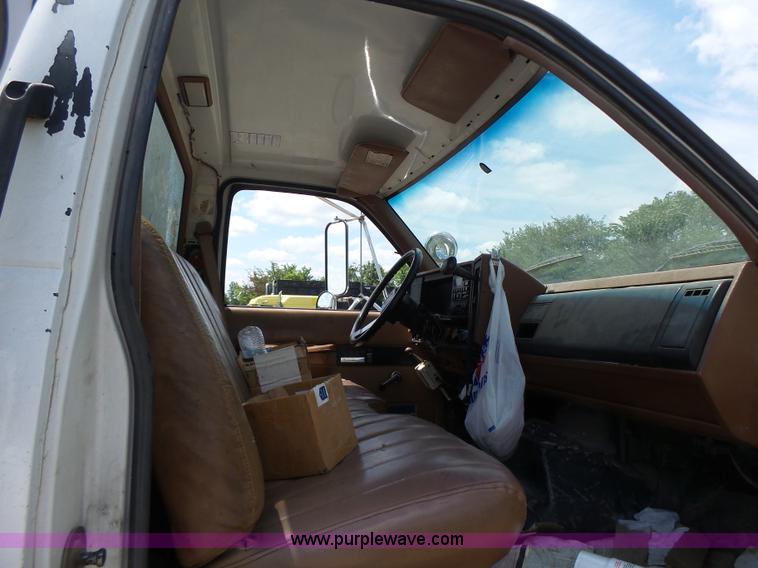 image for item L6222 1991 GMC TopKick service truck