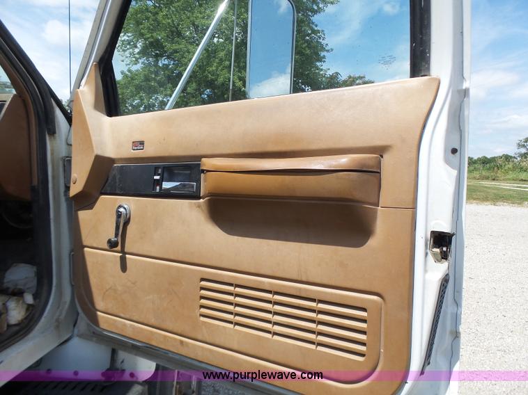 image for item L6222 1991 GMC TopKick service truck