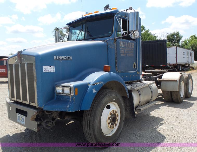 image for item L6223 1988 Kenworth T800 semi truck