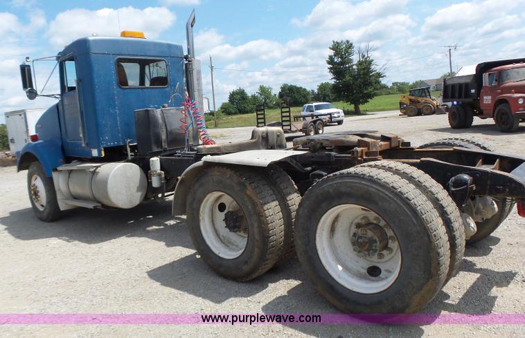 image for item L6223 1988 Kenworth T800 semi truck