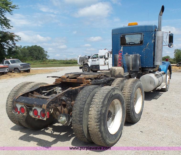 image for item L6223 1988 Kenworth T800 semi truck