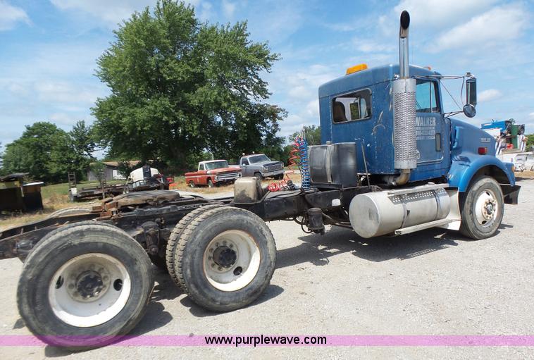 image for item L6223 1988 Kenworth T800 semi truck