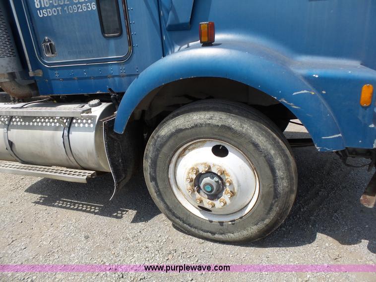 image for item L6223 1988 Kenworth T800 semi truck