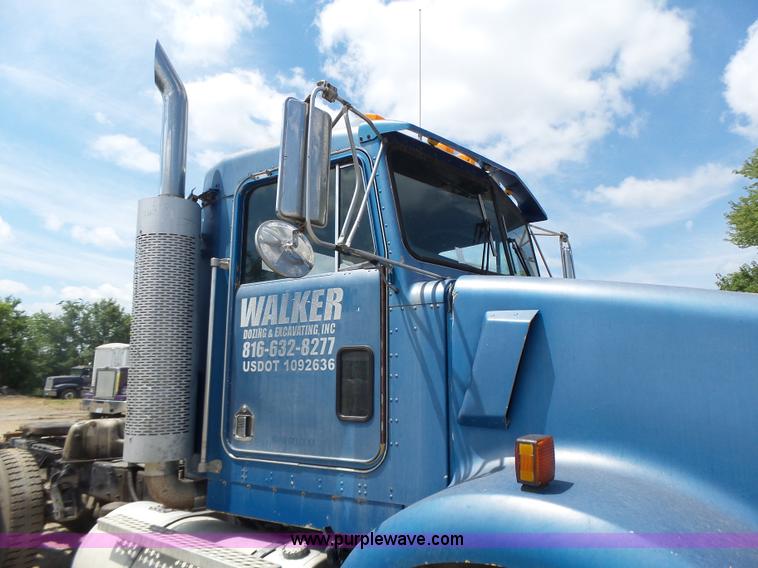 image for item L6223 1988 Kenworth T800 semi truck