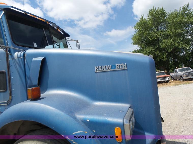 image for item L6223 1988 Kenworth T800 semi truck