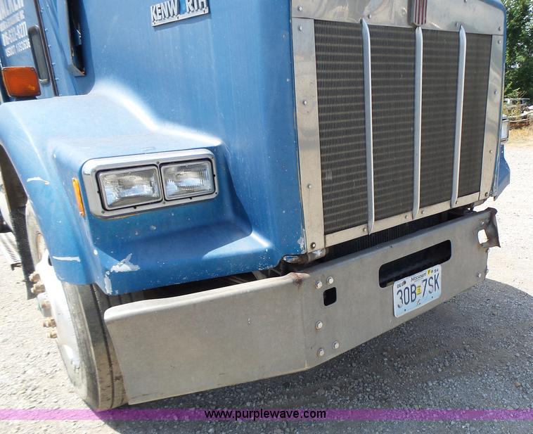 image for item L6223 1988 Kenworth T800 semi truck