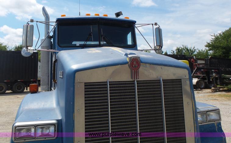 image for item L6223 1988 Kenworth T800 semi truck
