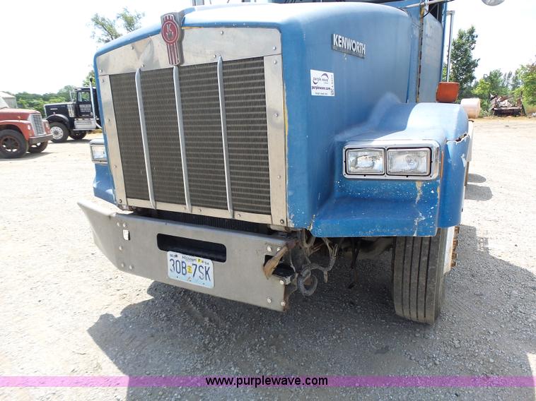 image for item L6223 1988 Kenworth T800 semi truck