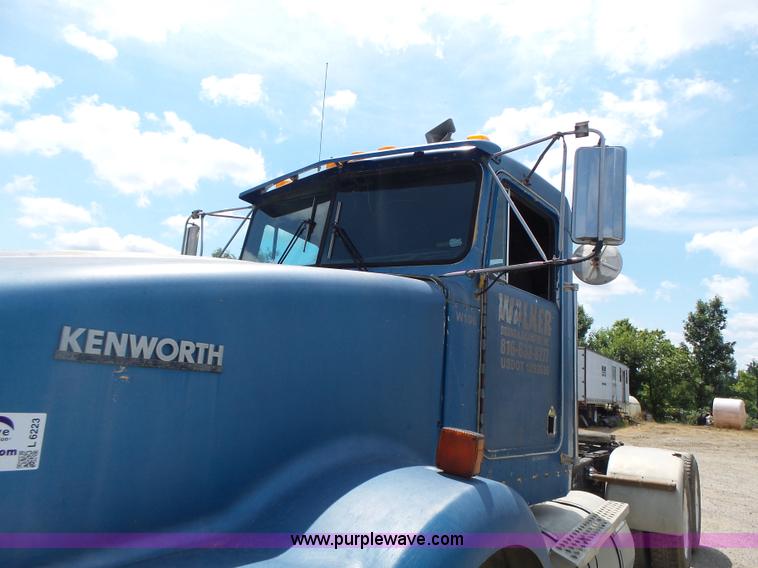 image for item L6223 1988 Kenworth T800 semi truck