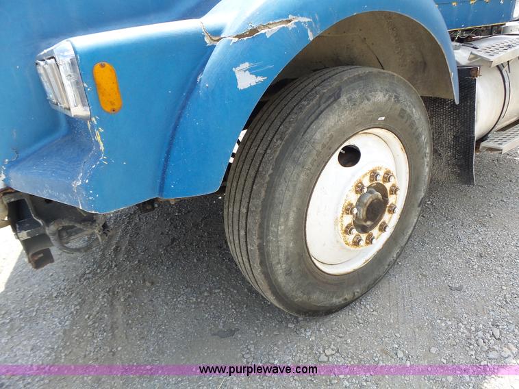 image for item L6223 1988 Kenworth T800 semi truck