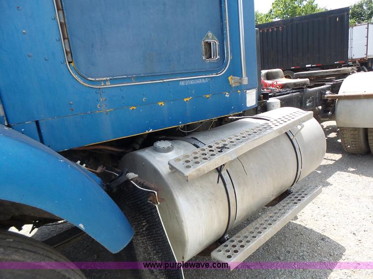 image for item L6223 1988 Kenworth T800 semi truck