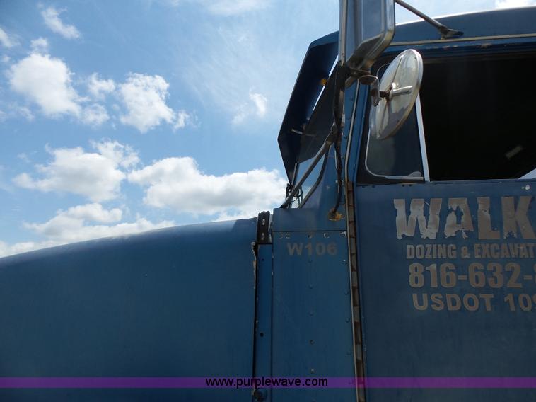 image for item L6223 1988 Kenworth T800 semi truck