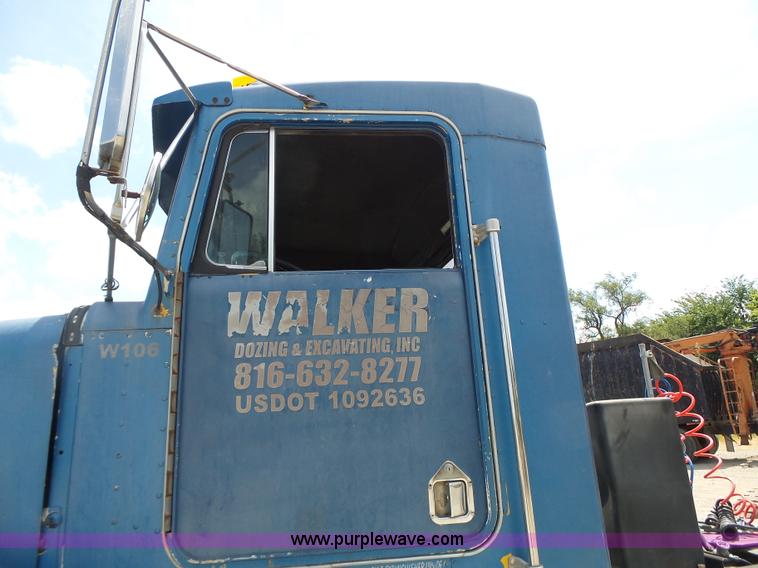 image for item L6223 1988 Kenworth T800 semi truck