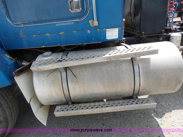 image for item L6223 1988 Kenworth T800 semi truck