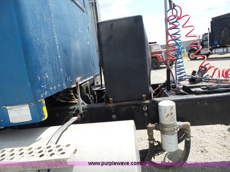 image for item L6223 1988 Kenworth T800 semi truck