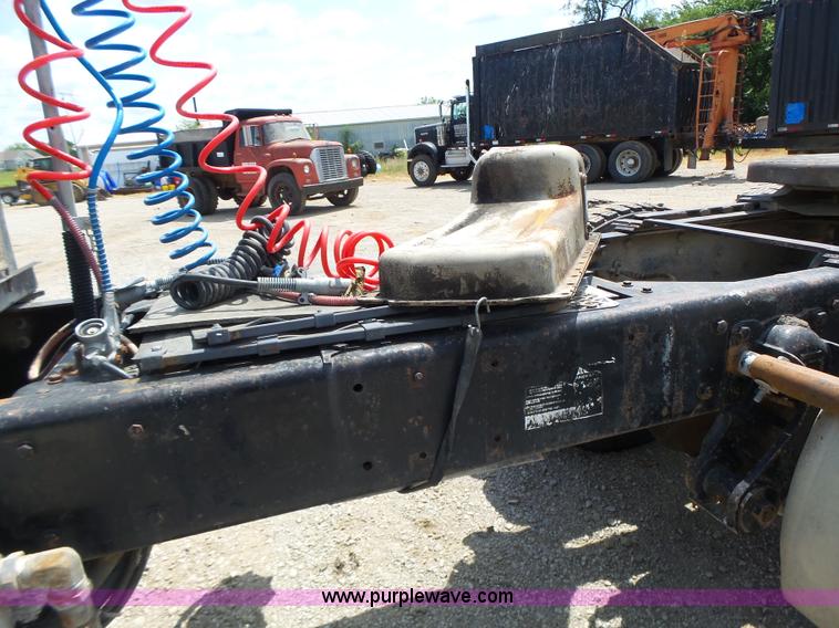 image for item L6223 1988 Kenworth T800 semi truck