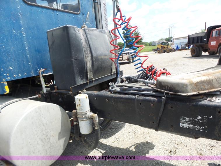 image for item L6223 1988 Kenworth T800 semi truck