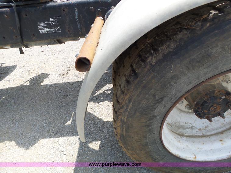 image for item L6223 1988 Kenworth T800 semi truck