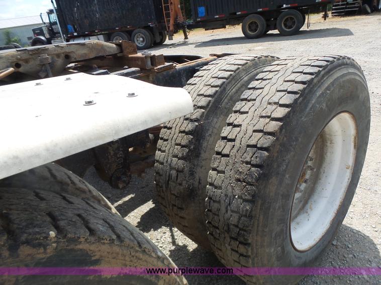 image for item L6223 1988 Kenworth T800 semi truck