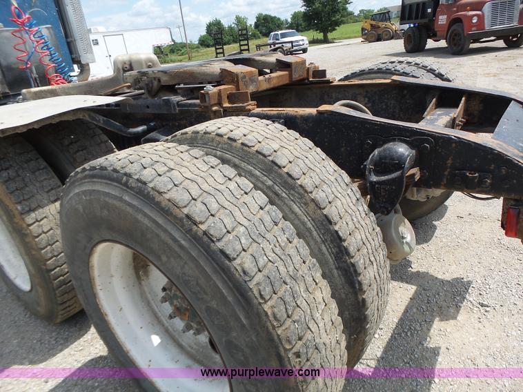 image for item L6223 1988 Kenworth T800 semi truck