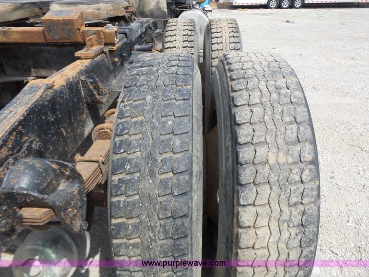 image for item L6223 1988 Kenworth T800 semi truck