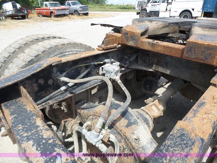 image for item L6223 1988 Kenworth T800 semi truck