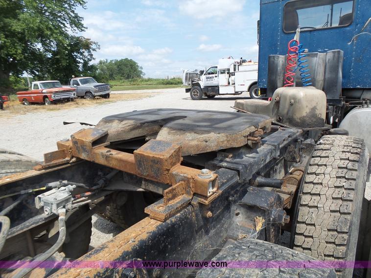 image for item L6223 1988 Kenworth T800 semi truck