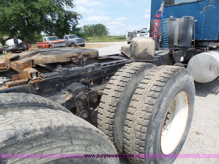 image for item L6223 1988 Kenworth T800 semi truck