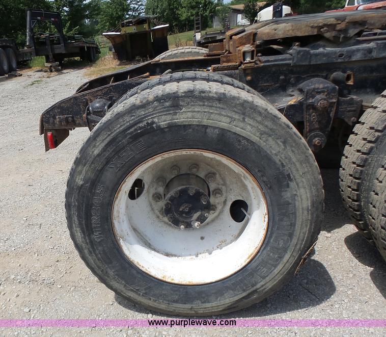 image for item L6223 1988 Kenworth T800 semi truck