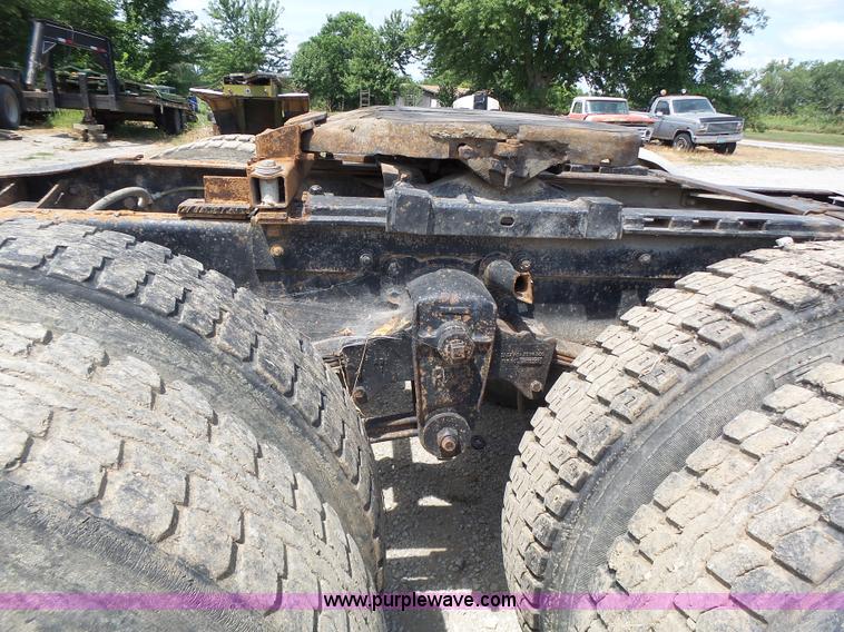 image for item L6223 1988 Kenworth T800 semi truck