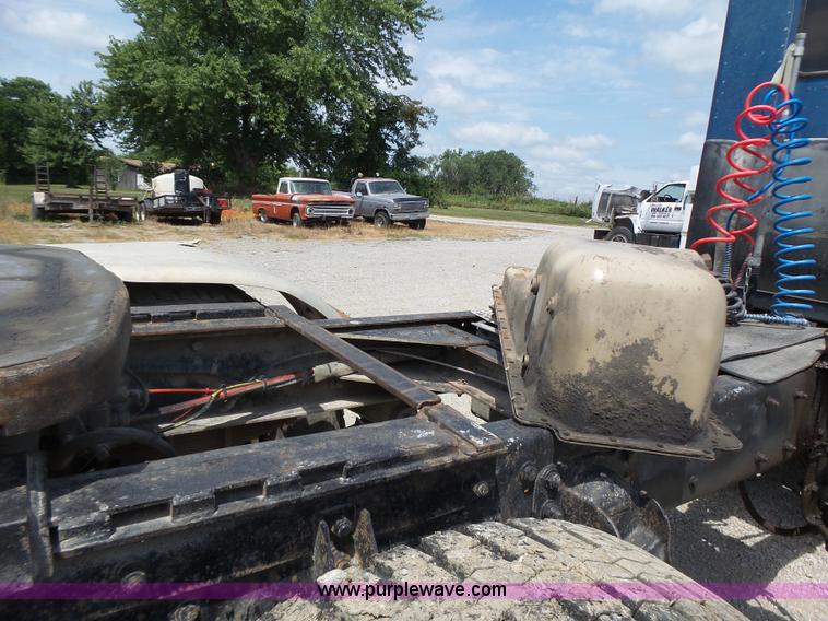 image for item L6223 1988 Kenworth T800 semi truck