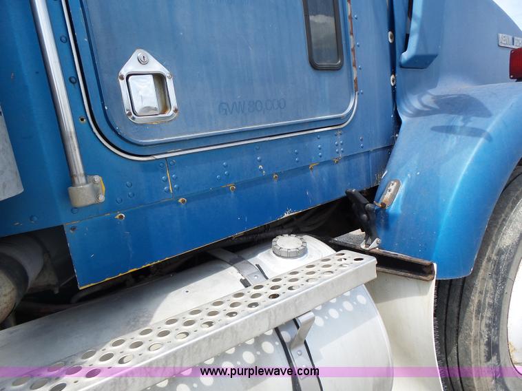 image for item L6223 1988 Kenworth T800 semi truck