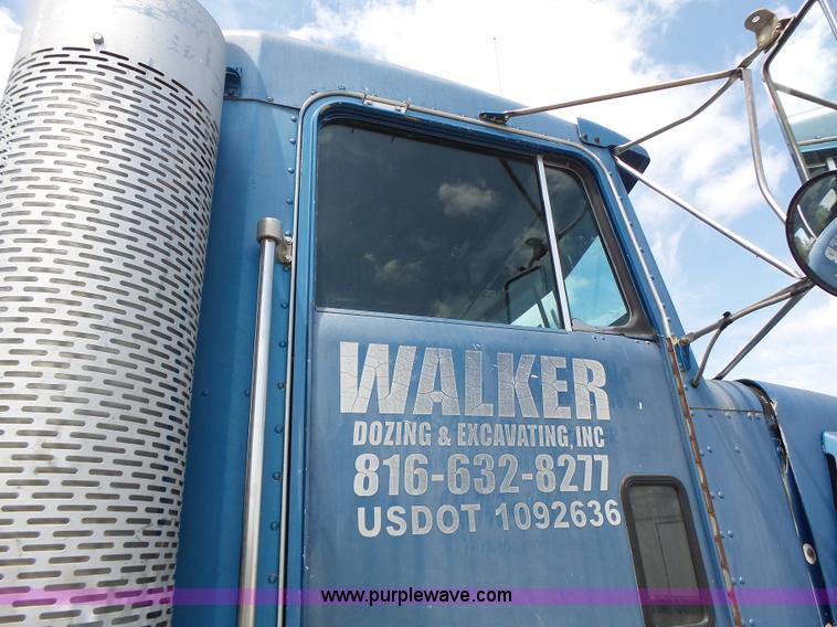 image for item L6223 1988 Kenworth T800 semi truck