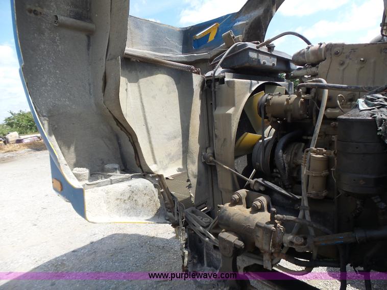 image for item L6223 1988 Kenworth T800 semi truck