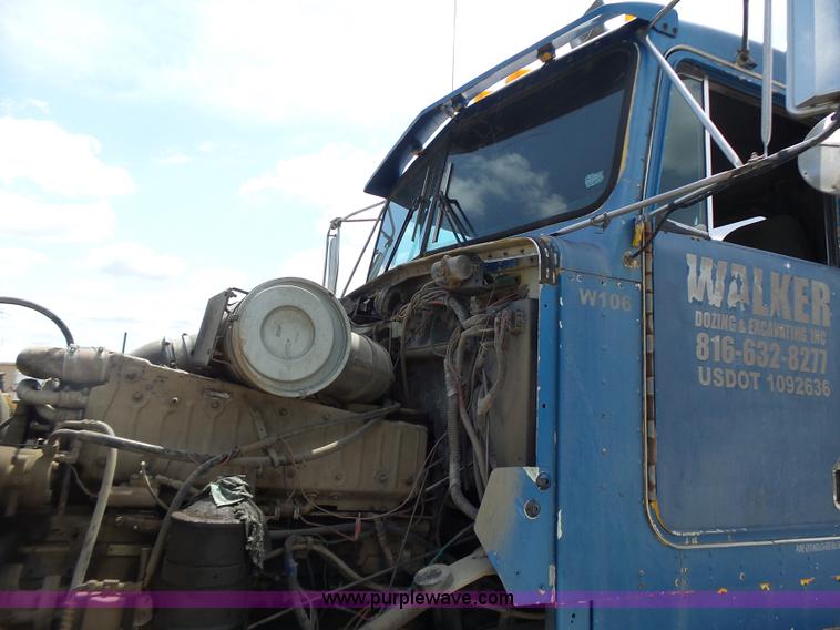 image for item L6223 1988 Kenworth T800 semi truck