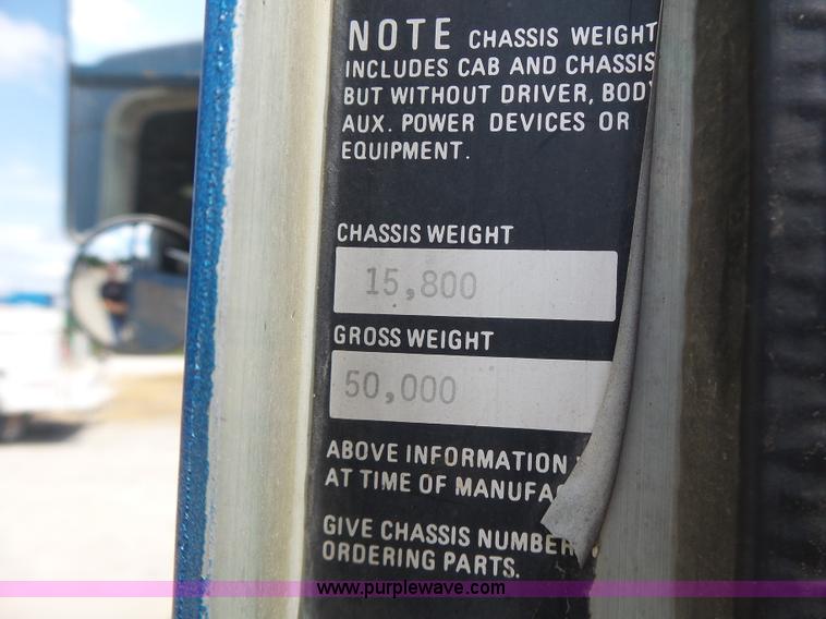 image for item L6223 1988 Kenworth T800 semi truck