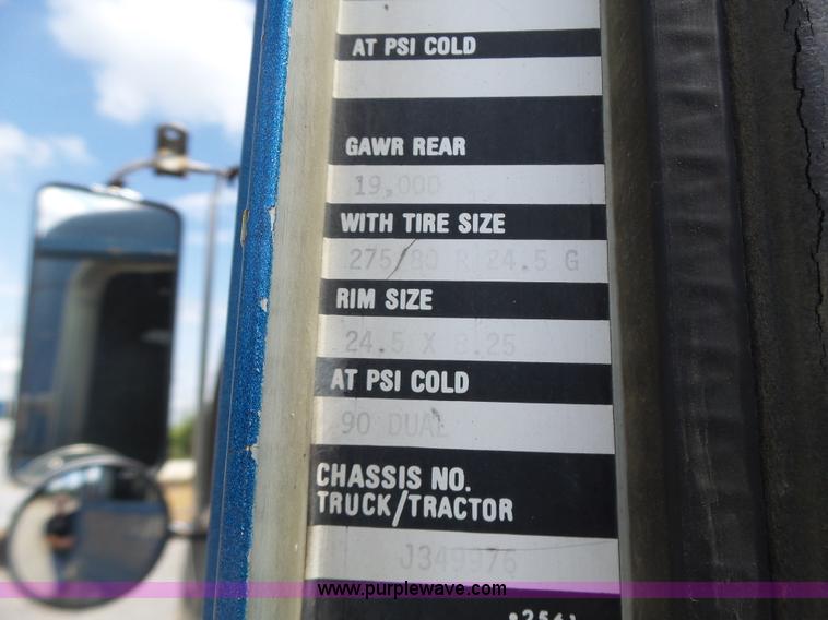 image for item L6223 1988 Kenworth T800 semi truck