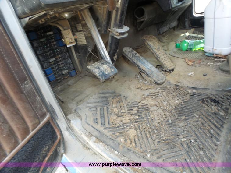 image for item L6223 1988 Kenworth T800 semi truck