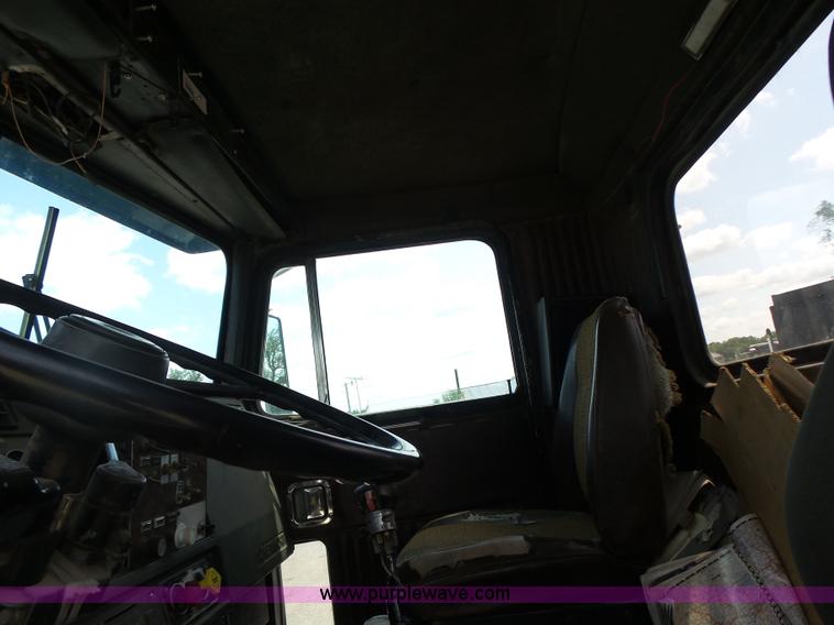 image for item L6223 1988 Kenworth T800 semi truck