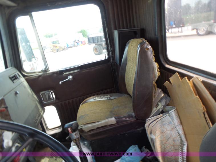 image for item L6223 1988 Kenworth T800 semi truck