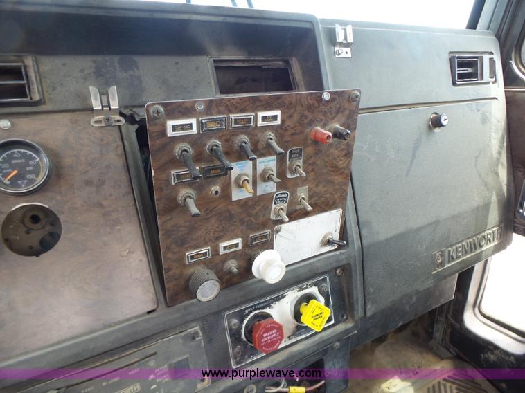 image for item L6223 1988 Kenworth T800 semi truck