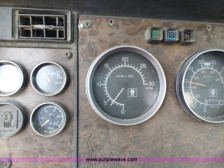 image for item L6223 1988 Kenworth T800 semi truck