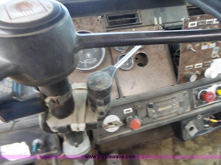 image for item L6223 1988 Kenworth T800 semi truck