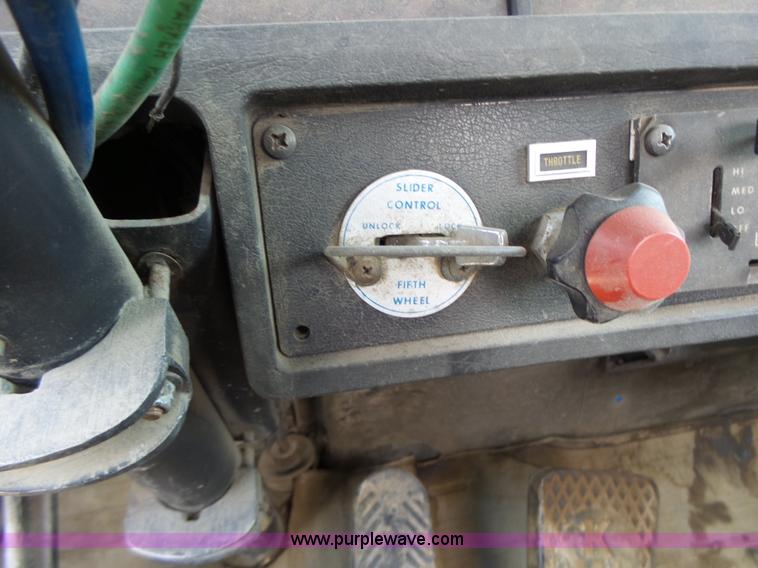 image for item L6223 1988 Kenworth T800 semi truck