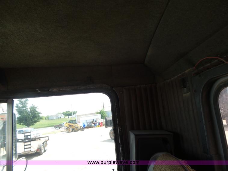 image for item L6223 1988 Kenworth T800 semi truck