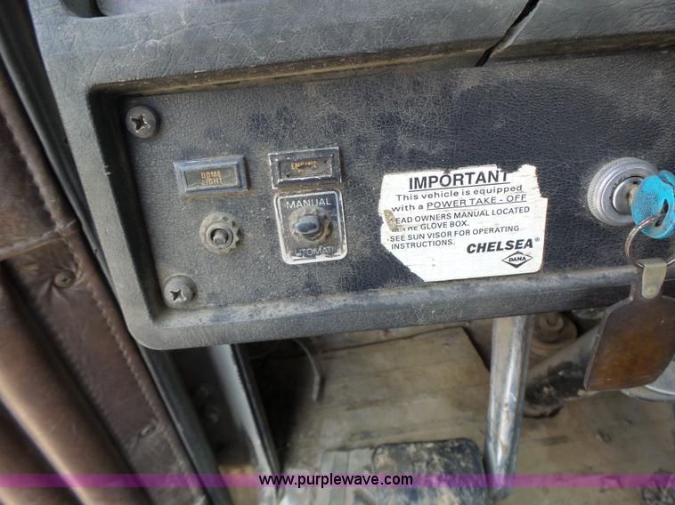 image for item L6223 1988 Kenworth T800 semi truck