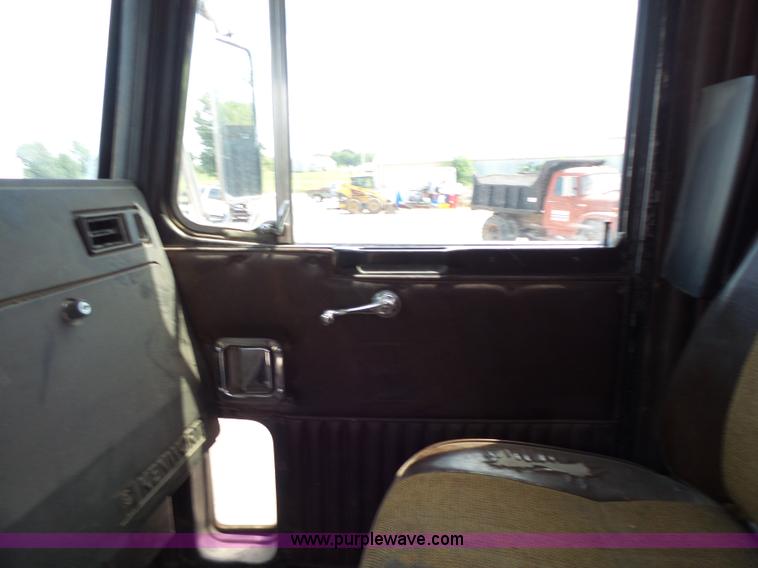 image for item L6223 1988 Kenworth T800 semi truck