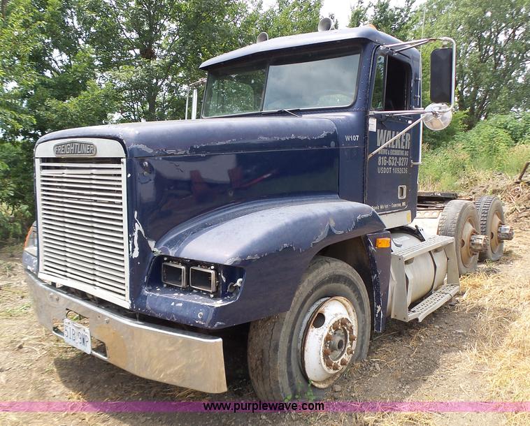 image for item L6227 1992 Freightliner FLD semi truck