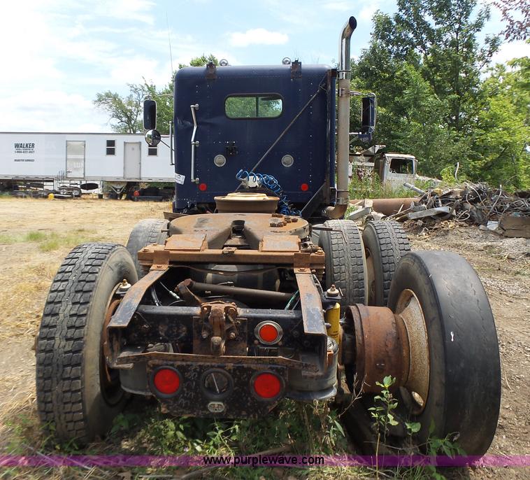 image for item L6227 1992 Freightliner FLD semi truck