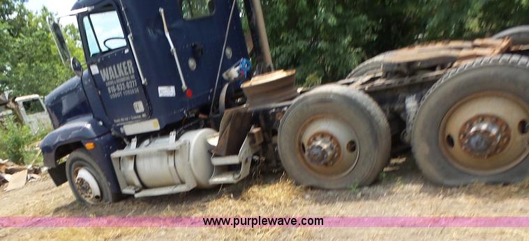 image for item L6227 1992 Freightliner FLD semi truck